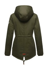 Zaļa garām piedurknēm jaka ar kapuci, ar pieguļošu jostu viduklī un auklu apakšmalā. Logotipa detaļa uz piedurknes un birka apakšā.