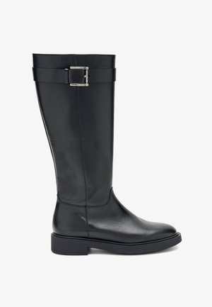 Stivale al ginocchio in pelle nera con tacco a blocco, caratterizzato da un accento con fibbia argentata sulla fascia superiore e una finitura liscia e lucida.