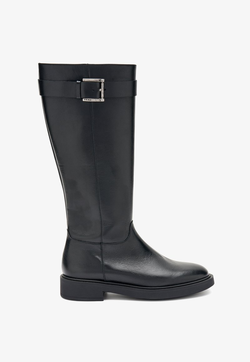 Bota de cuero negro hasta la rodilla con tacón cuadrado, que presenta un acento de hebilla plateada en la correa superior y un acabado liso y brillante.
