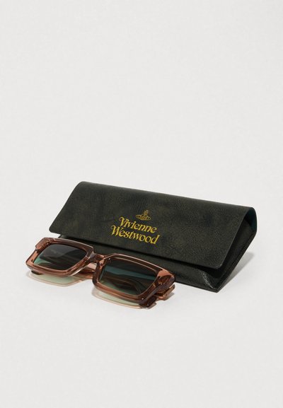 Barna, téglalap alakú napszemüveg sötét lencsékkel, egy texturált fekete tok mellett elhelyezve, amelyen arany "Vivienne Westwood" felirat található.