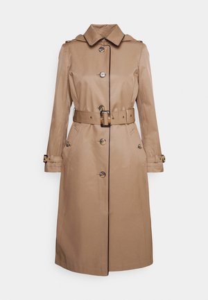 Beige trench coat gjord av vattentåligt material, med krage, framknappar och ett midjebälte med rektangulär spänne.