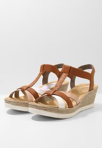 Rieker Plateausandalette - bianco/cognac