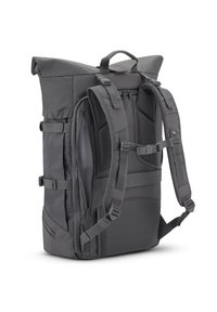 Mochila enrollable gris fabricada con un tejido sintético duradero. Incluye correas de hombro acolchadas, panel trasero de malla y múltiples correas de ajuste.