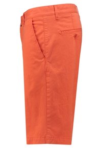 Shorts en coton orange avec une taille plate, passants de ceinture, poches latérales et une poche arrière unique. Texture lisse, coupe au genou.