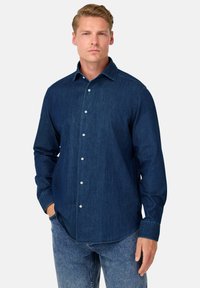 Ciemnoniebieska koszula dżinsowa z klasycznym kołnierzykiem, zapinana na guziki, z długimi rękawami i subtelną teksturą. Posiada białe guziki i zaokrąglony dół.