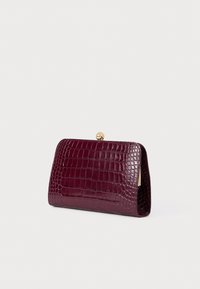 Μπορντό φάκελος από ψεύτικη δερματίνη κροκοδείλου με δομημένο σχήμα, χρυσό μεταλλικό κλιπ και λεία υφή, διαθέτοντας πλάγιο άνοιγμα.