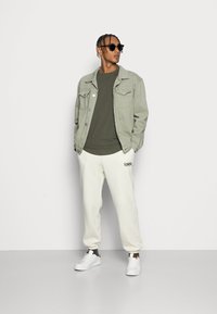 Jack & Jones JJIKANE ELLIOT  - Calças de fato de treino - turtledove