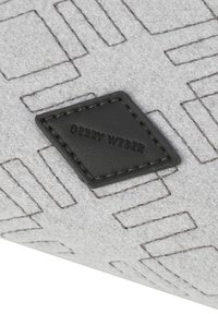 Grau gefütterte Tasche mit geprägten geometrischen Mustern, schwarzem Lederetikett mit dem Text "GERRY WEBER" und kontrastierenden Nähten.