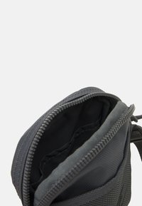 Nike Sportswear HERITAGE UNISEX - Mala a tiracolo - iron grey/black