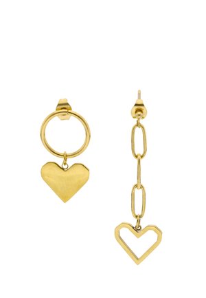 Kolczyki w kolorze złota o nieregularnym wzorze, jeden z zawieszką w kształcie pełnego serca na kółku, drugi z łańcuszkiem zakończonym otwartą zawieszką w kształcie serca.