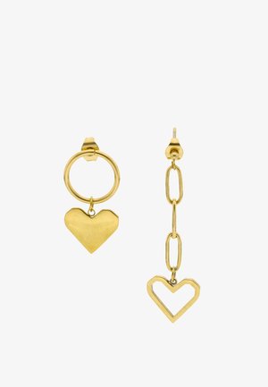 Kolczyki w kolorze złota o nieregularnym wzorze, jeden z zawieszką w kształcie pełnego serca na kółku, drugi z łańcuszkiem zakończonym otwartą zawieszką w kształcie serca.