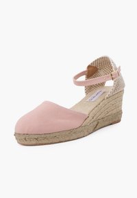 Espadrille à talon compensé en toile rose avec une bride à la cheville, dotée d'une semelle en corde de jute et d'une doublure en tissu à carreaux.