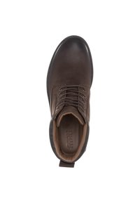 Brun läder ankelsko med rund tå, snörningsdesign och texturerad yta. Har en dragflik vid hälen och en vadderad insida.