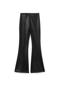 Zwarte uitlopende broek gemaakt van glanzend, glad synthetisch materiaal. Heeft een hoge taille en een nette afwerking aan de onderkant zonder zichtbare versieringen.