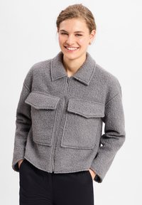 Szary, teksturowany żakiet z zamkiem błyskawicznym, dwoma przednimi kieszeniami i kołnierzykiem, o skróconym, pudełkowym kroju.