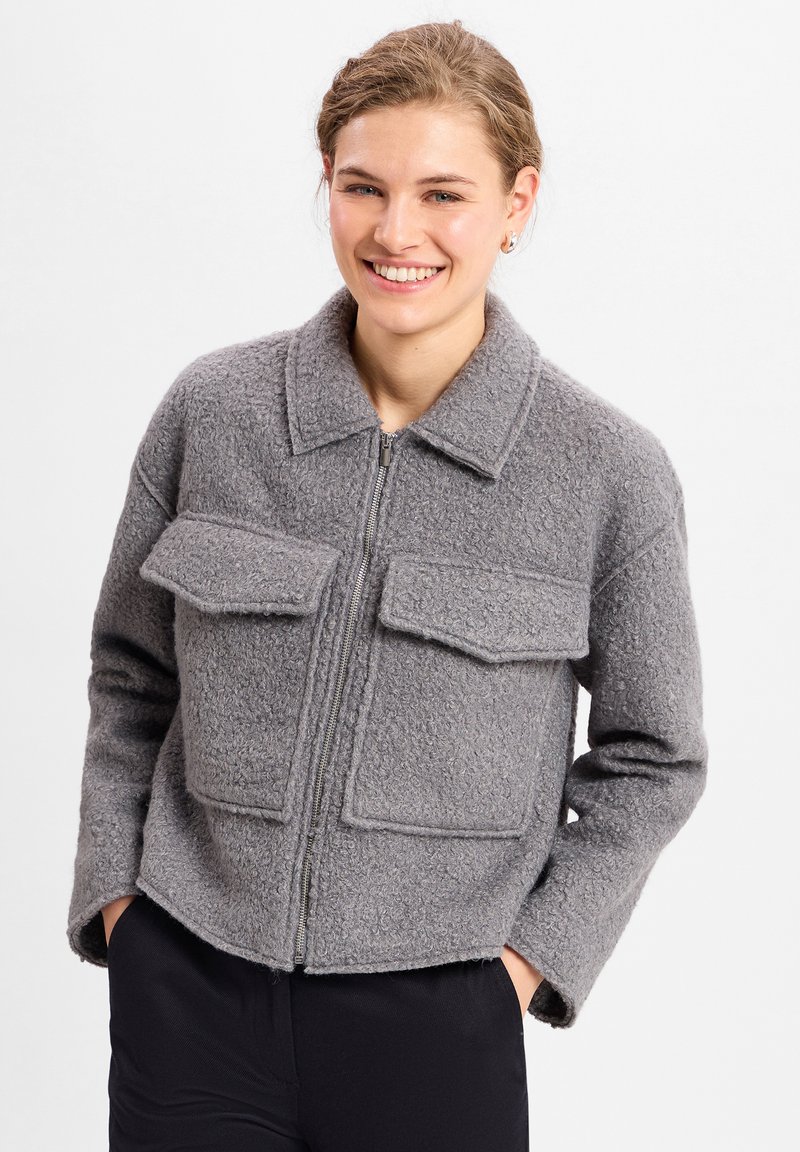 Szary, teksturowany żakiet z zamkiem błyskawicznym, dwoma przednimi kieszeniami i kołnierzykiem, o skróconym, pudełkowym kroju.