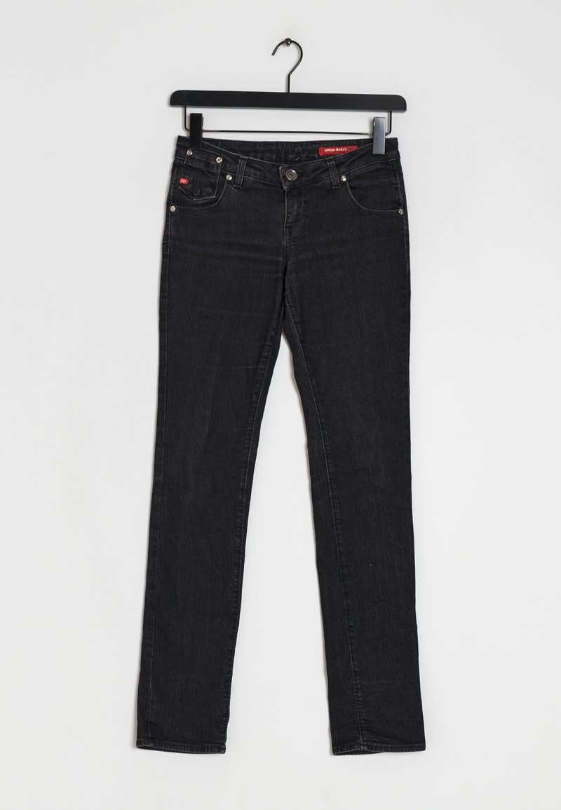 Vaqueros de mezclilla negros con un diseño de pierna recta, estilo de cinco bolsillos y acentos de metal. Presenta una etiqueta de marca visible en la cinturilla.