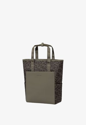 Sac fourre-tout en tissu imprimé léopard, poche avant unie, deux anses et poches latérales dans des tons bruns neutres.