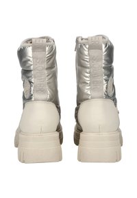 Silberne, pralle Knöchelstiefel mit glatter Textur, weißen Gummisohlen und einem Logo-Patch auf der Rückseite. Verfügt über einen Reißverschluss hinten und eine Stoffzuglasche.