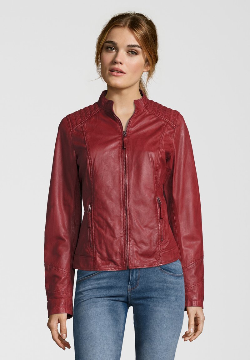 Rote Lederjacke mit Stehkragen, gepolsterten Schulterakzenten und zwei seitlichen Reißverschlusstaschen. Glatte Textur, taillierte Passform.