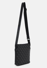 Borsa a tracolla nera con un sottile motivo a logo, realizzata in tessuto resistente, dotata di una tracolla regolabile e chiusura con cerniera, forma rettangolare.