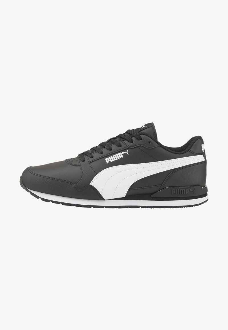 Musta Puma-tenniskenkä valkoisella sivuviivalla, mustilla nauhoilla ja brändilogolla sivuilla, kannassa ja kielessä, katsottuna ulkopuolelta.