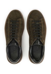 Zapatillas de ante marrón con cordones negros y punta redonda, que tienen un interior de cuero negro suave y suela de goma.