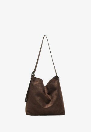 Borsa hobo in suede marrone con una parte superiore curva, una lunga tracolla con dettagli a pois e una consistenza morbida. Presenta un design morbido per un uso casual.