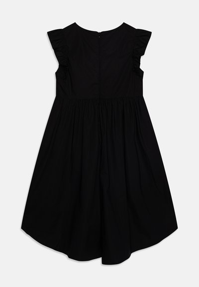 Abito nero con maniche corte arricciate, scollatura rotonda e chiusura con zip sul retro. La gonna è arricciata per una silhouette fluida.