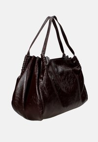 Borsa a tracolla in pelle marrone con forma arrotondata, superficie testurizzata e dettagli di cucitura arricciata. Due manici per il trasporto.