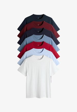 Syv foldede crew neck T-shirts i marineblå, bordeaux, mørkeblå, lyseblå, rød, lyseblå og hvid, arrangeret i en vifteformet stak.