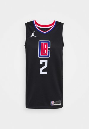 Černý basketbalový dres s kulatým výstřihem, červeným a modrým lemem, velkým logem "LA" v červené a modré barvě a číslem "2" v bílé barvě, s brandingem na lemu.