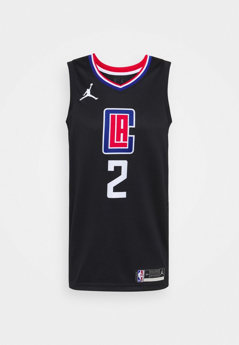Musta koripallopaita, jossa on pyöreä kaula-aukko, punaiset ja siniset tehosteet, suuri "LA" -logo punaisena ja sinisenä sekä numero "2" valkoisena, ja brändäys helman kohdalla.