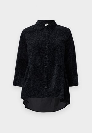 Chemise noire à boutons, ornée d'un motif léopard, fabriquée en tissu texturé doux, avec un ourlet arrondi et des manches trois quarts.