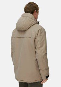 Beige, kapuzenjacke mit glatter, glänzender Oberfläche, elastischen Bündchen und einem Schulterbereich. Mit geradem Schnitt und minimalistischem Design.