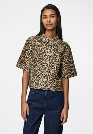 Kortærmet skjorte med leopardprint, kravehals, knaplukning og to lommer; fremstillet af et tekstureret stof i brune og beige nuancer.