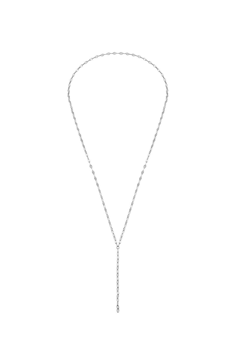 Sølv kædedyse med forlængede led og en Y-formet dråbe i midten. Glat tekstur, minimalistisk design og reflekterende finish.