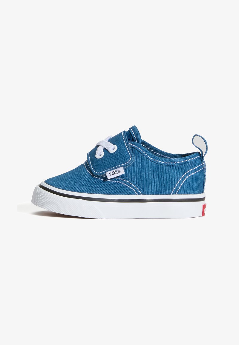 Chaussure Vans bleue pour tout-petit avec lacets blancs, semelle blanche, bande noire et languette au talon, vue de côté sur fond blanc.