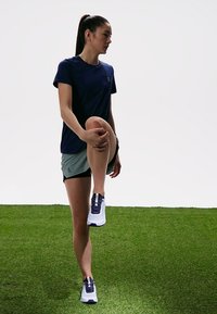 On CLOUDULTRA 2 - Road running shoes - heather iron