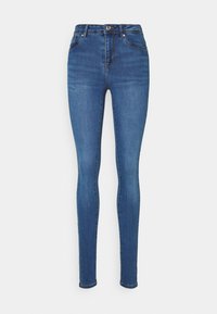 Vaqueros ajustados de denim azul oscuro, diseño de cintura alta con una textura suave, que cuentan con bolsillos frontales y un cierre con botón y cremallera.