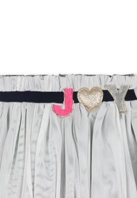 Jupe en tulle blanche avec une ceinture marine, ornée de lettres moelleuses "J", "♥" et "Y" en rose, or et accents argentés scintillants.