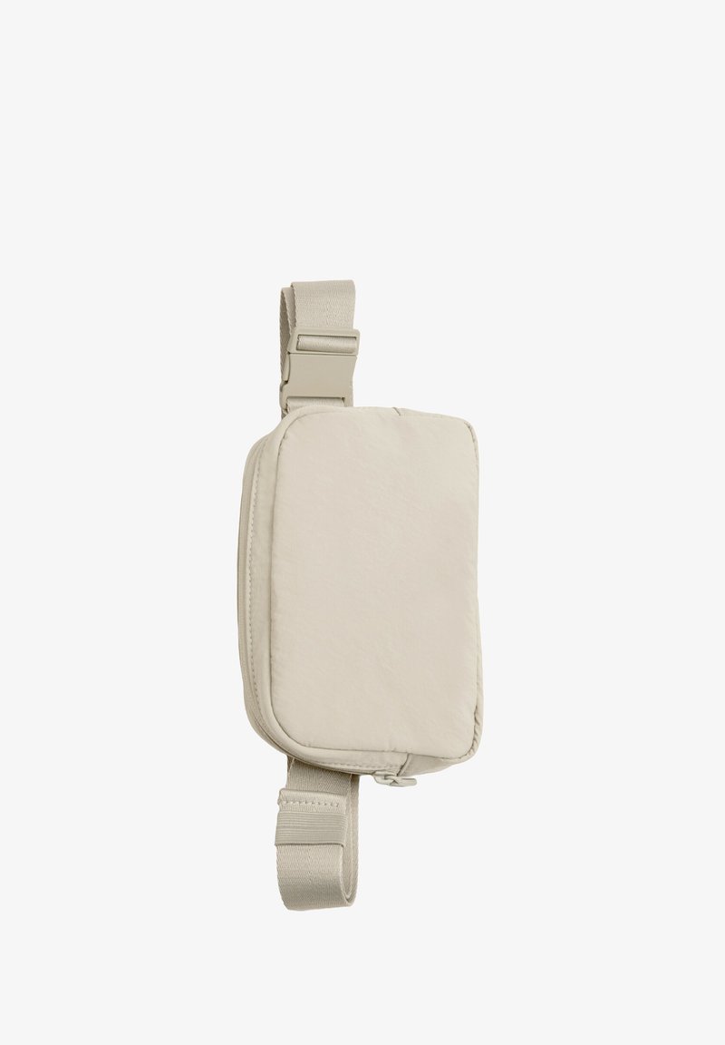 Geantă de umăr bej cu formă rectangulară, textură moale, curea reglabile și detalii subtile de cusătură. Design ușor, minimalist.