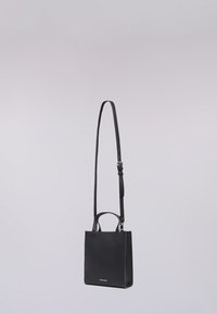 Czarna skórzana torebka o prostokątnym kształcie, z uchwytami u góry oraz regulowanym paskiem. Charakteryzuje się gładką fakturą i subtelnym logo.