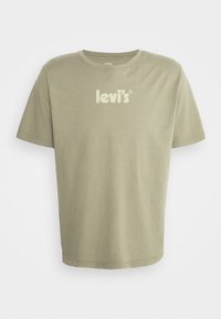 Beige tričko s krátkým rukávem od Levi's s kolem krku, logo vycentrované na hrudi, na čistém bílém pozadí.