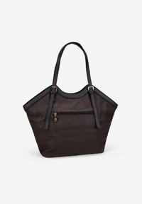 Bolso tote negro con tejido texturizado, que cuenta con dos asas largas, un bolsillo frontal con cremallera y acentos en tonos dorados.