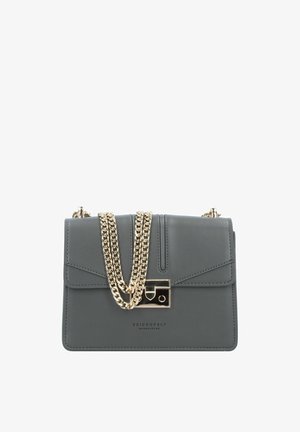 Bolso de mano de cuero gris con una solapa en el frente, herrajes dorados y una doble cadena como asa. Presenta un logo grabado en la parte frontal.