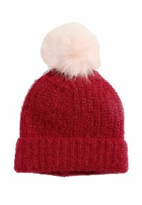 Punane kudumüts, mis on valmistatud tekstureeritud villast, ribatud äärisega ja suures, pehme roosa pom-pomiga peal.