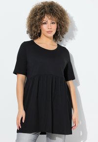 Černá krátkosrstá tunika vyrobená z měkké látky, s kulatým výstřihem a nařaseným pasem pro splývavý siluetu.