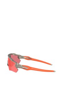 Occhiali da sole sportivi con una montatura grigia traslucida e braccia arancioni vivaci, dotati di lenti rosa e un design elegante e aerodinamico.