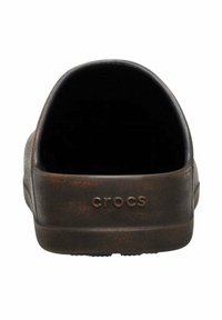 Zoccoli Crocs marroni a chiusura posteriore mostrati da dietro con il marchio "crocs" sulla cinghia del tallone.